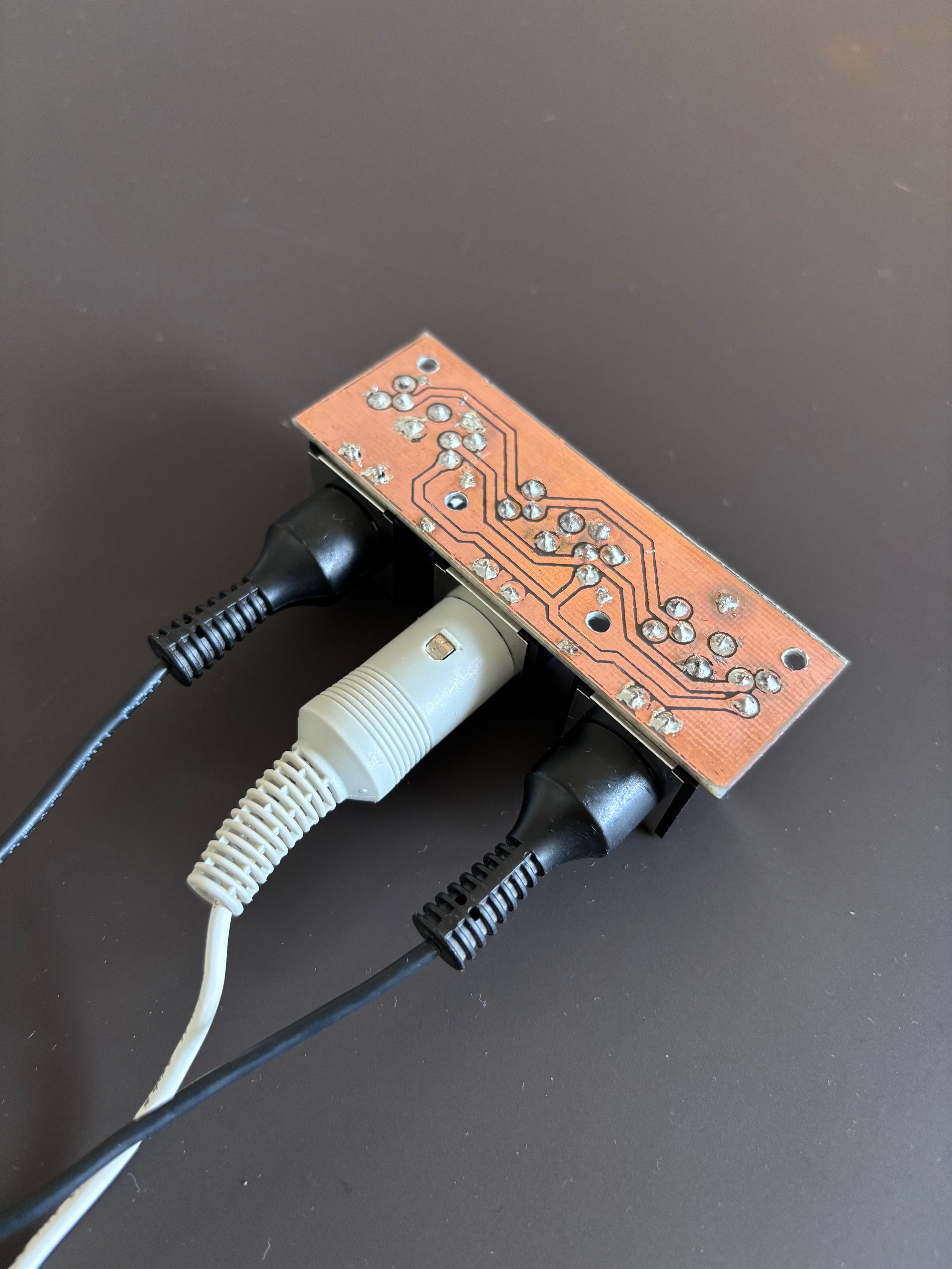 Assembled splitter with one input and two output cables